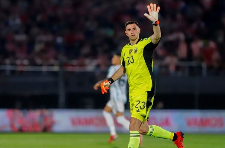 Aston Villa's Emiliano Martinez latest goalkeeper linked to Bayern