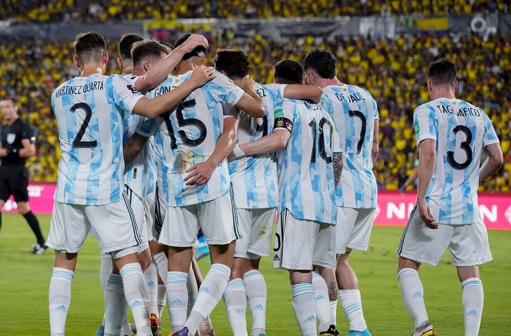 Raphinha shares post on Instagram: Argentina supporters treat