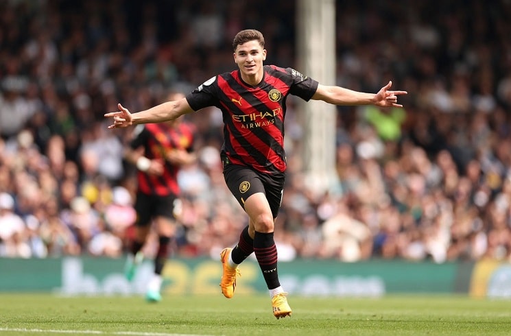 Julián Álvarez wonder strike goal for Manchester City in 2-1 win