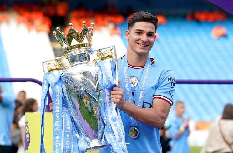 Julián Álvarez scores, wins the Premier League with Manchester City