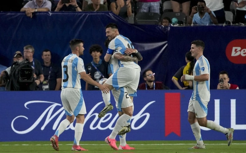 Argentina starting XI vs. Venezuela, Lionel Messi and Julián Álvarez 