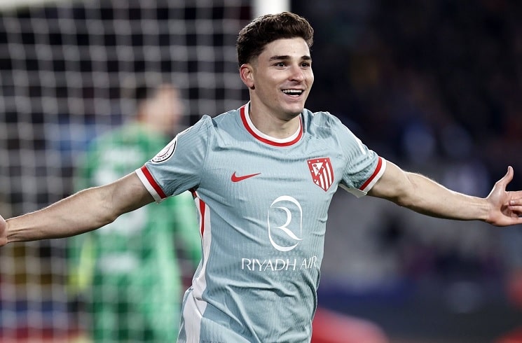 Julián Álvarez scores in first minute for Atletico Madrid in 4-4 draw vs. FC Barcelona
