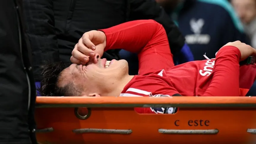 Lisandro Martínez leaves in tears after injury in Manchester United’s defeat