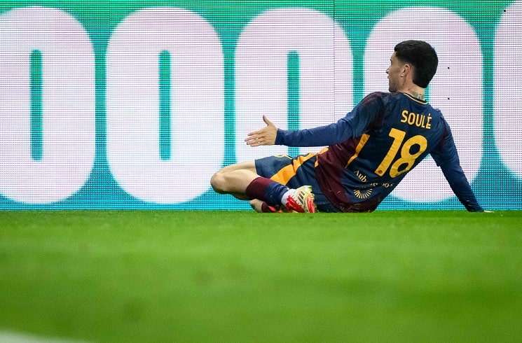 Matías Soulé scores a free kick for AS Roma in 1-0 win vs. Parma