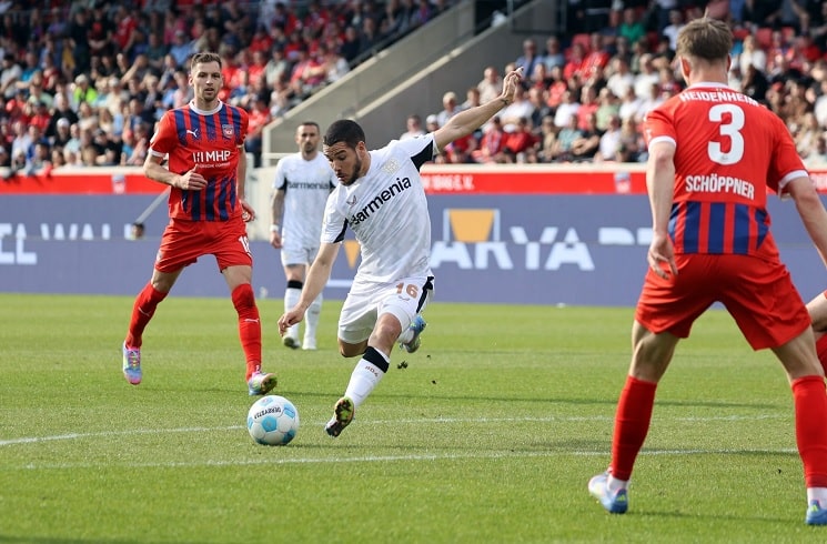 Emiliano Buendía scores for Bayer Leverkusen in 2-0 win vs. Augsburg