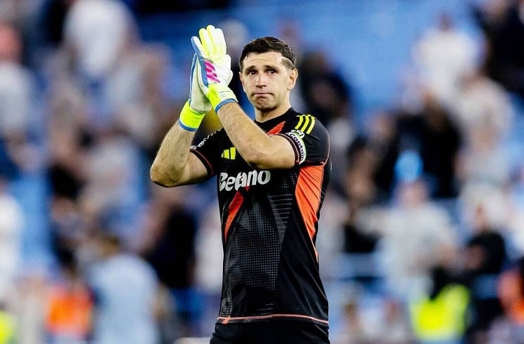 Emiliano Martínez reportedly received offers from FC Barcelona and Manchester United