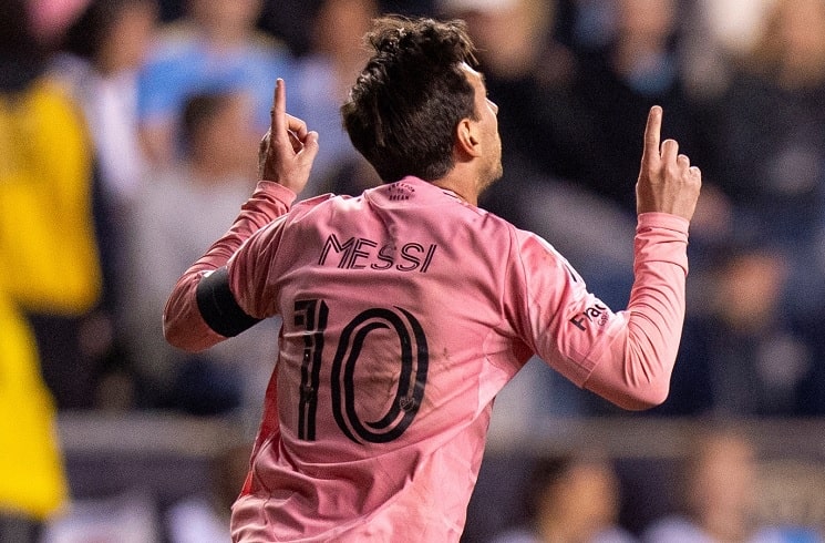 Lionel Messi scores a free kick for Inter Miami in 3-3 draw vs. Philadelphia