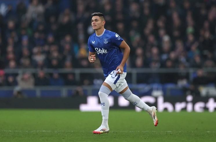 Everton sign Carlos Alcaraz from Flamengo