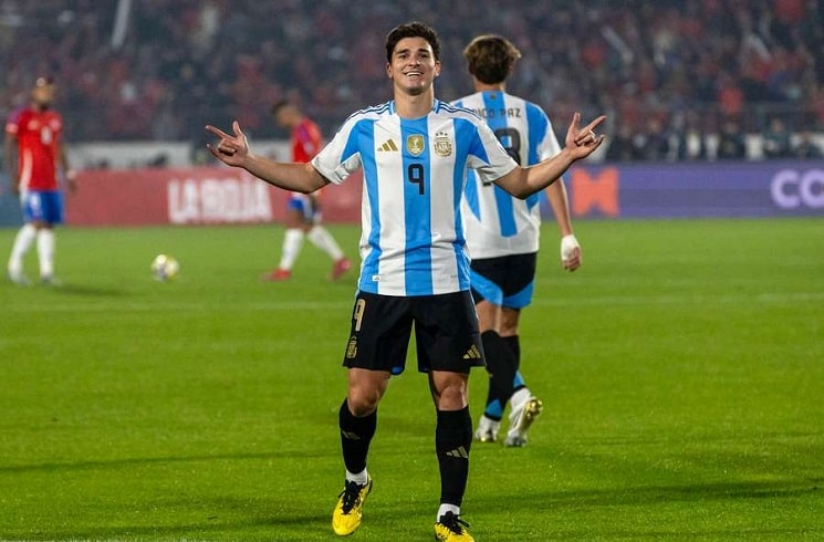 Julián Álvarez reaches four goals in South American World Cup qualifiers