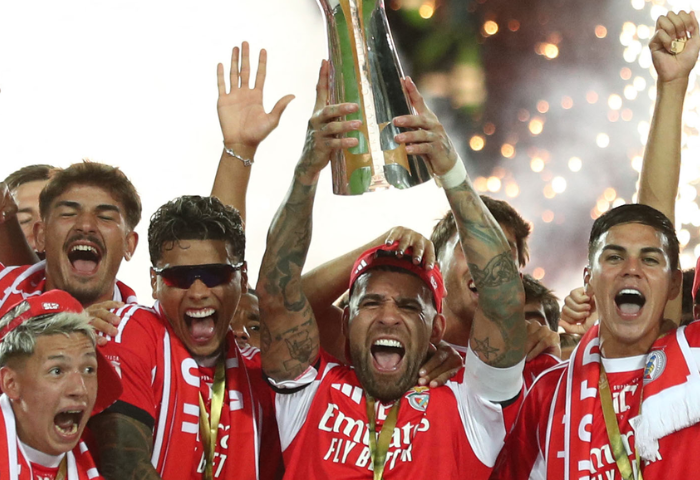 Nicolás Otamendi, Enzo Barrenechea and Gianluca Prestianni win Super Cup with Benfica
