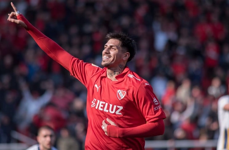 VfL Wolfsburg considering move for Kevin Lomónaco
