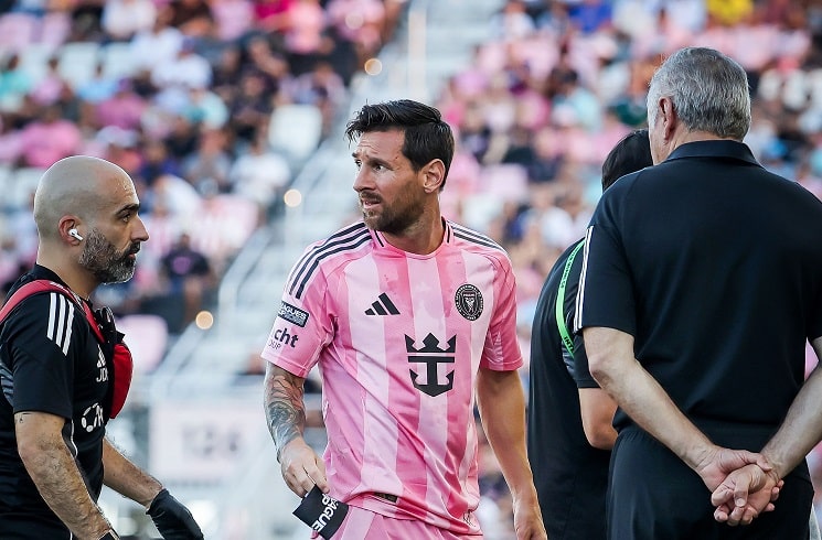 Lionel Messi substituted out injured for Inter Miami in win vs. Club Necaxa