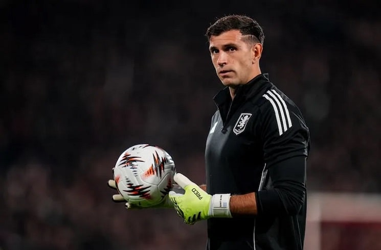 Emiliano Martínez misses Europa League match due to calf discomfort