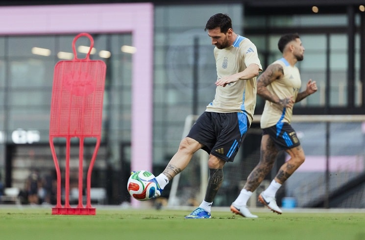 Lionel Messi back training with the Argentina national team