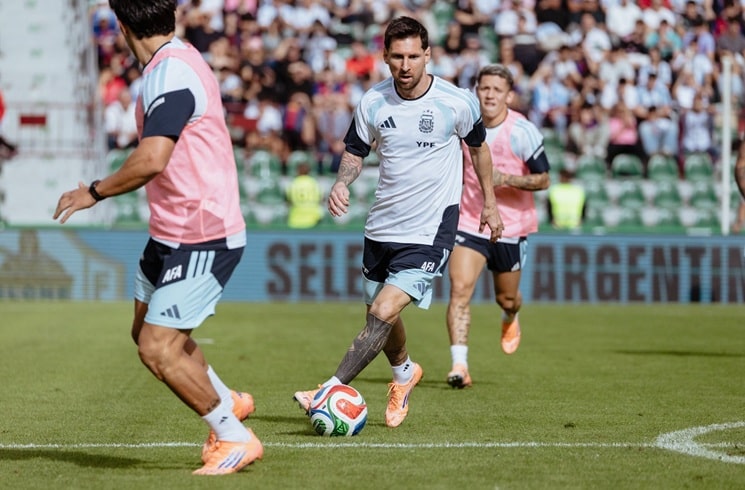 Argentina national team starting XI vs. Angola, Lionel Messi starts