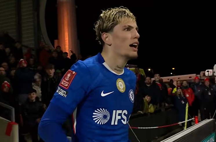 Alejandro Garnacho scores for Chelsea in 4-2 win vs. Wrexham