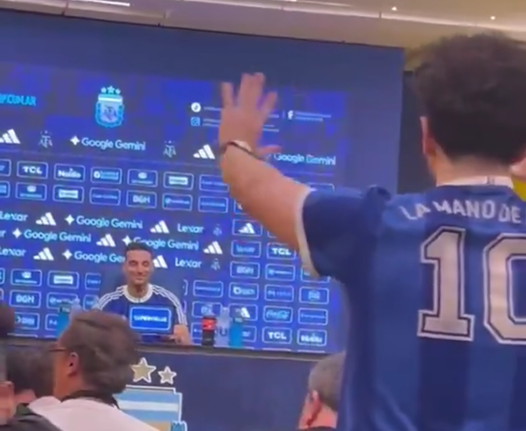Fan sneaks into Argentina national team coach Lionel Scaloni’s press conference