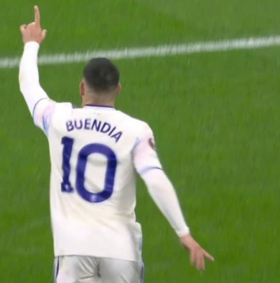 Emiliano Buendía scores, Emiliano Martínez and Aston Villa win Europa League