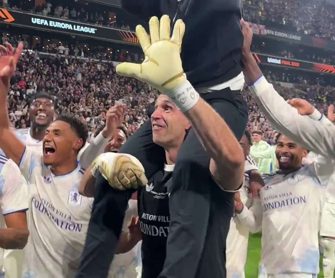 Emiliano Martínez without a broken finger, dislocated