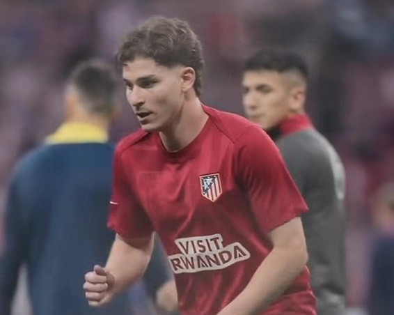 Julián Álvarez substituted out for Atletico Madrid with ankle pain