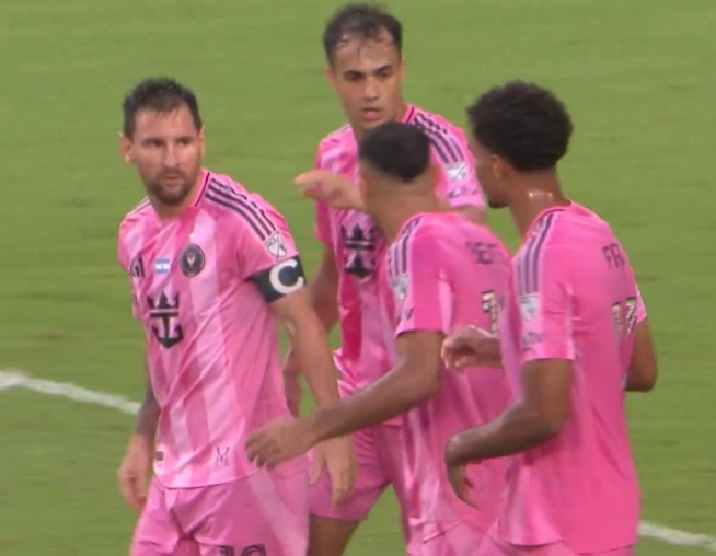Lionel Messi assists twice, possible injury, Rodrigo De Paul scores for Inter Miami in 6-4 win vs. Philadelphia