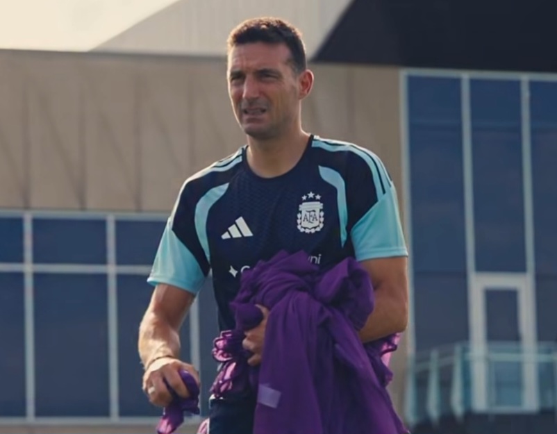 Argentina national team coach Lionel Scaloni tests back three in training