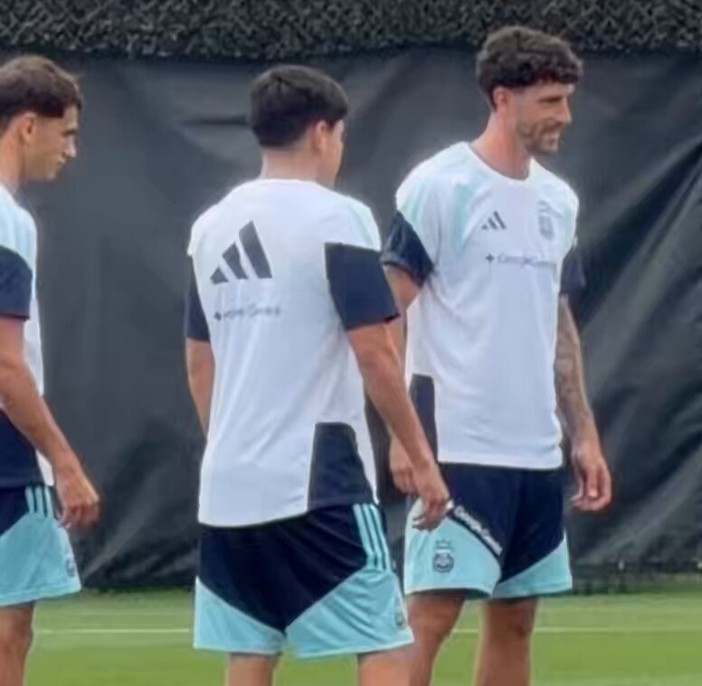 Argentina national team training, Marcos Senesi, Emiliano Martínez