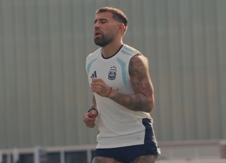 Nicolás Otamendi speaks at Argentina national team press conference