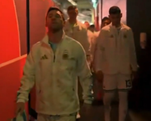Argentina national team talk from locker room to pitch in World Cup final