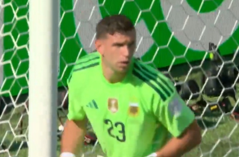 Emiliano Martínez makes record 11 saves in World Cup final